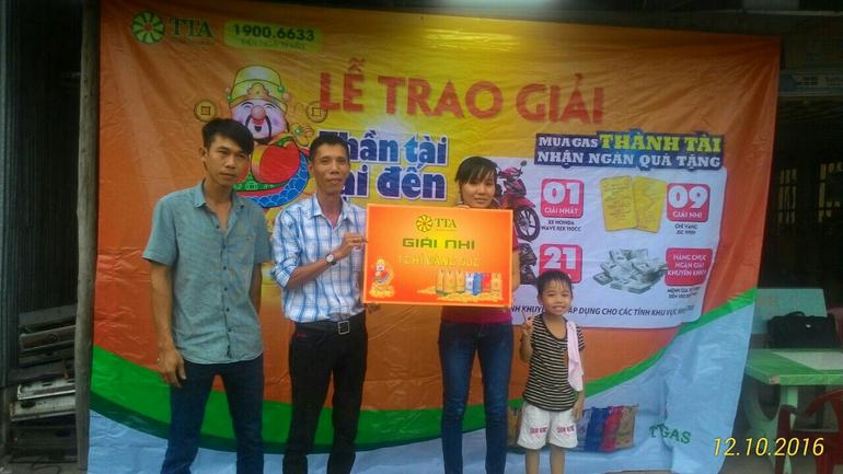 Trao giải trúng vàng cho Phạm Thị Ngọc Giàu xã Vĩnh Xương, Tx. Tân Châu, Tỉnh An Giang - NPP Hữu Huấn